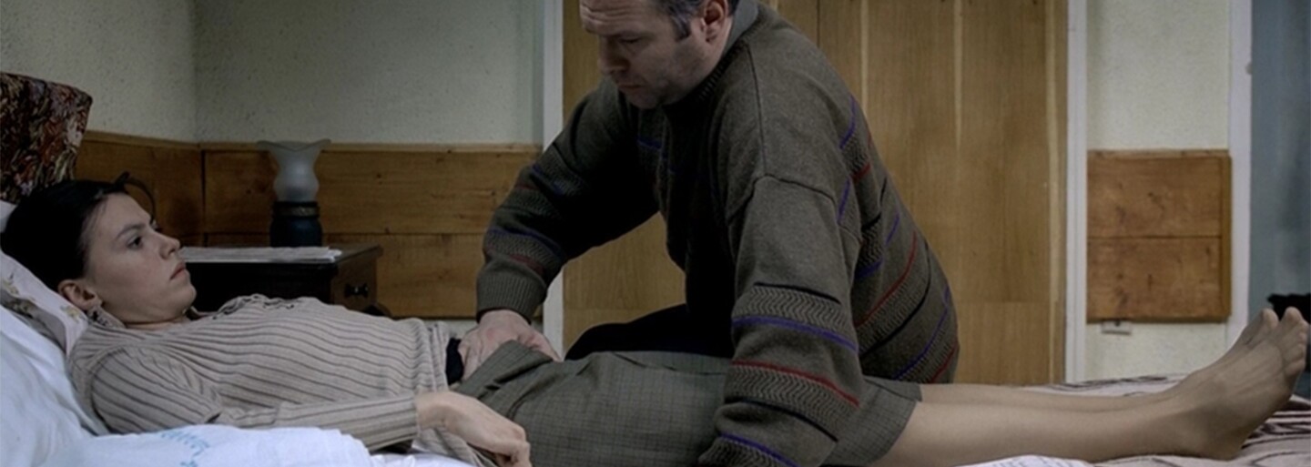 Drsná rumunská dráma vykresľuje bezútešnú situáciu dvoch vysokoškoláčok, ktoré čelia nástrahám totalitného režimu (Tip na film)