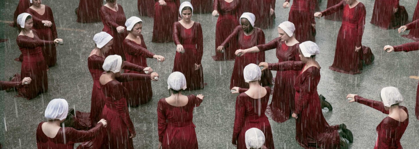 Druhá séria The Handmaid's Tale je intenzívnejšia, krvavejšia a nebojí sa zvratov (Recenzia)