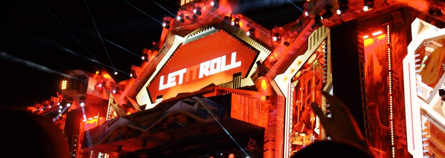 Druhý den na festivalu Let It Roll zachránilo živé vystoupení Pendulum. Organizátoři vyhnali tisíce lidí do deště (Reportáž)