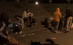 „Drž hubu, neviem si to pichnúť!“ Nočná prechádzka pri Pentagone sa nezaobišla bez striekačiek, rapíkov a drámy