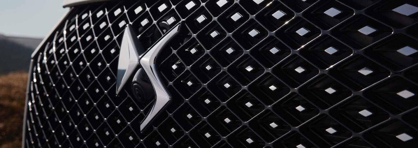 DS 7 nově sází na ještě extravagantnější design a zejména na plug-in hybridy