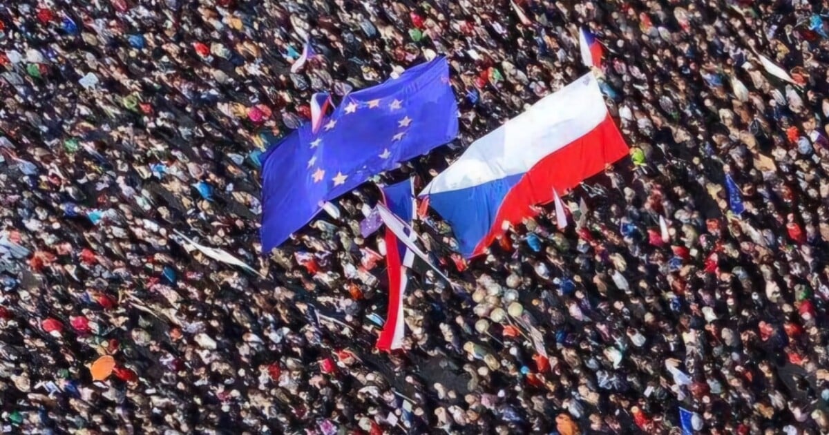 ŽIVĚ: Začíná demonstrace na Letné. Milion chvilek očekává účast statisíců lidí