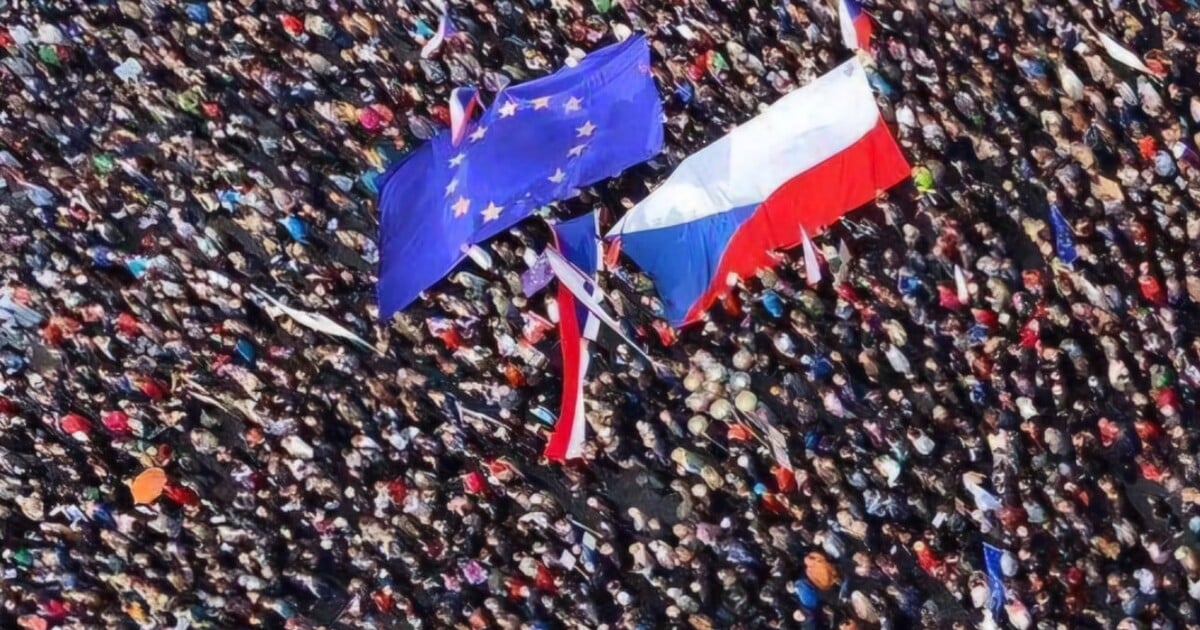 ŽIVĚ: V Praze začíná demonstrace Stojíme za prezidentem. Sleduj přímý přenos