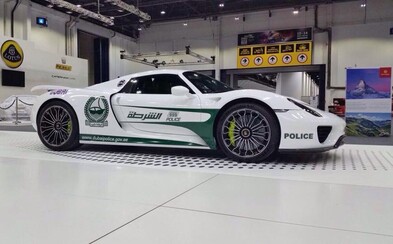 Dubajská policie na sebe nenechala dlouho čekat a svou bohatou vozovou sbírku rozšiřuje už i o Porsche 918 Spyder Dubajská policie na sebe nenechala dlouho čekat a svou bohatou vozovou sbírku rozšiřuje už i o Porsche 918 Spyder