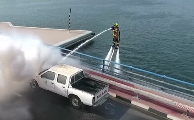 Dubajští hasiči začínají využívat vodou poháněný jetpack. Nikdy jim nedojde voda a na místo požáru se dostanou na skútrech Dubajští hasiči začínají využívat vodou poháněný jetpack. Nikdy jim nedojde voda a na místo požáru se dostanou na skútrech