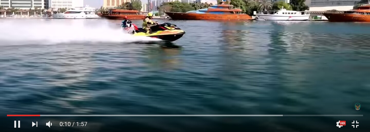Dubajští hasiči začínají využívat vodou poháněný jetpack. Nikdy jim nedojde voda a na místo požáru se dostanou na skútrech
