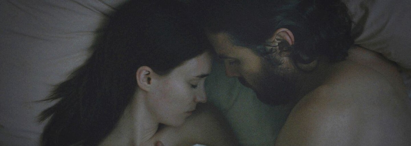 Duch Casey Affleck pozoruje, ako sa Rooney Mara vysporiadava s jeho smrťou. Mysteriózna dráma A Ghost Story sľubuje emócie aj mrazivú astmoféru