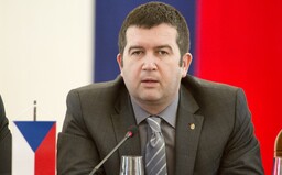 Důchodci dostanou mimořádný příspěvěk 5000 korun, uvedl Hamáček