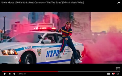 Dúhový Tekashi sa vozí na policajnom aute. Tentokrát nejde do väzenia Dúhový Tekashi sa vozí na policajnom aute. Tentokrát nejde do väzenia