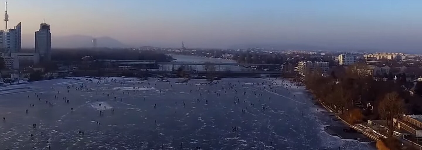 Dunaj zamrzl! Díky nízkým teplotám získala Vídeň obrovské kluziště