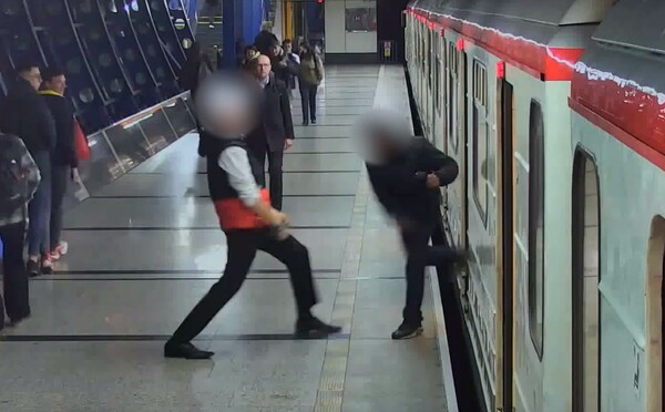 Dva muži se rvali v pražském metru 10 zastávek. Jeden druhého pobodal