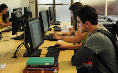Dva studenti pravidelně napadali školní Wi-Fi, aby se vyhnuli testům. Teď čelí obvinění Dva studenti pravidelně napadali školní Wi-Fi, aby se vyhnuli testům. Teď čelí obvinění