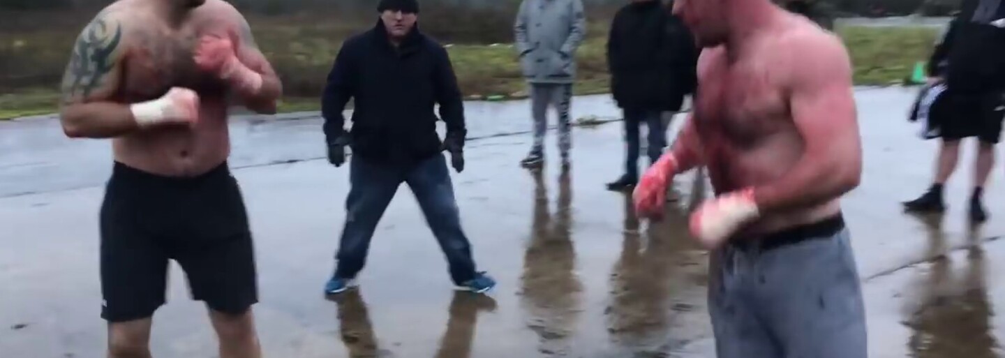 Dva Angličané si neshody vyřešili v brutálním 30minutovém pěstním souboji. Po skončení si s respektem podali ruce a zkrvavení odešli