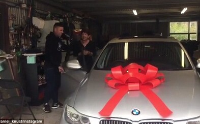 Dvaja bratia 10 rokov šetrili, aby na Vianoce mohli mame kúpiť jej vysnívané BMW. Odvďačili sa jej za všetko, čo pre nich robí Dvaja bratia 10 rokov šetrili, aby na Vianoce mohli mame kúpiť jej vysnívané BMW. Odvďačili sa jej za všetko, čo pre nich robí