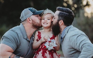 Dvaja chlapíci si rozkošne zapózovali so svojou dcérou, ale nejde o homosexuálny pár. Chceli zdieľať veľavravnú myšlienku Dvaja chlapíci si rozkošne zapózovali so svojou dcérou, ale nejde o homosexuálny pár. Chceli zdieľať veľavravnú myšlienku