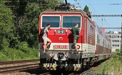 Dvaja mladíci sa v Bratislave viezli na lokomotíve. Čiernymi pasažiermi sa už zaoberá aj polícia Dvaja mladíci sa v Bratislave viezli na lokomotíve. Čiernymi pasažiermi sa už zaoberá aj polícia