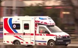 Dvaja muži na BMW fyzicky napadli záchranárov počas toho, ako poskytovali pomoc. Prekážalo im, že sanitka blokuje cestu