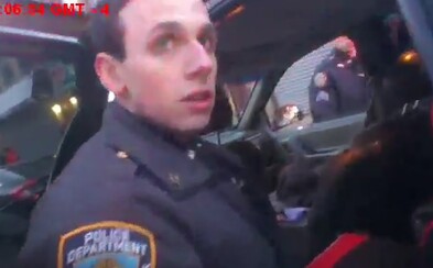 Dvaja newyorskí policajti zrejme dávali vodičom do auta marihuanu. Usvedčuje ich aj video Dvaja newyorskí policajti zrejme dávali vodičom do auta marihuanu. Usvedčuje ich aj video