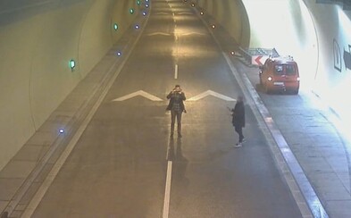 Dvaja Slováci riskovali život kvôli selfie. V tuneli odstavili auto a vbehli priamo do stredu diaľnice Dvaja Slováci riskovali život kvôli selfie. V tuneli odstavili auto a vbehli priamo do stredu diaľnice