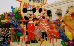 Dva zaměstnanci Disneylandu byli zatčeni, našli u nich dětskou pornografii
