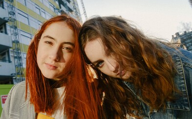 Dve kamarátky z Anglicka vydali album, ktorý ašpiruje na popový počin roka Dve kamarátky z Anglicka vydali album, ktorý ašpiruje na popový počin roka