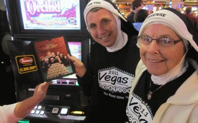 Dvě jeptišky ukradly 500 tisíc z katolické školy a šly je utratit do kasina v Las Vegas Dvě jeptišky ukradly 500 tisíc z katolické školy a šly je utratit do kasina v Las Vegas