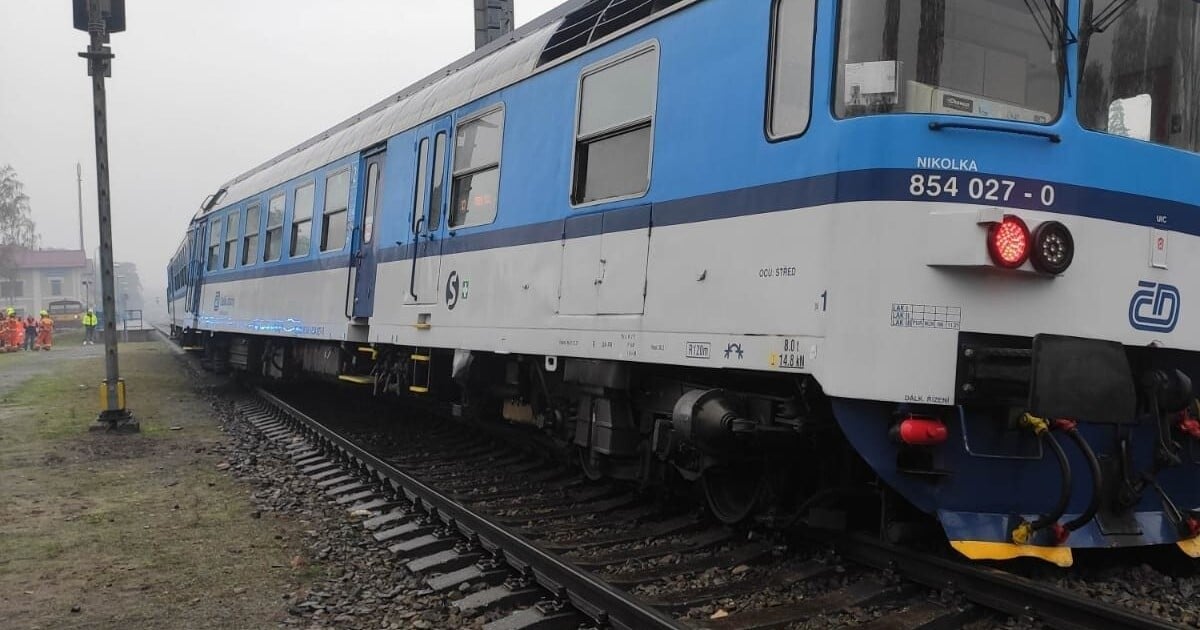 V Neratovicích vykolejil osobní vlak. Škoda jde do stovek tisíc korun