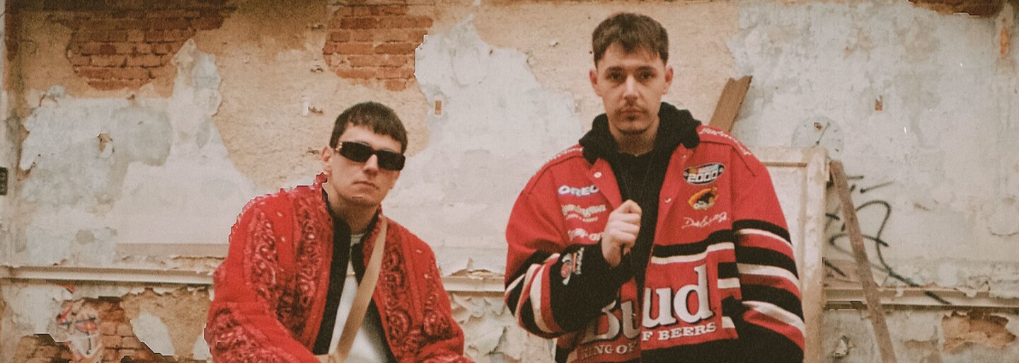 DVOJLITRBOYZZ se rozrostli o další release, s prvotinou přichází ARIAN730. Ve videu AHA mu sekunduje Bulhar