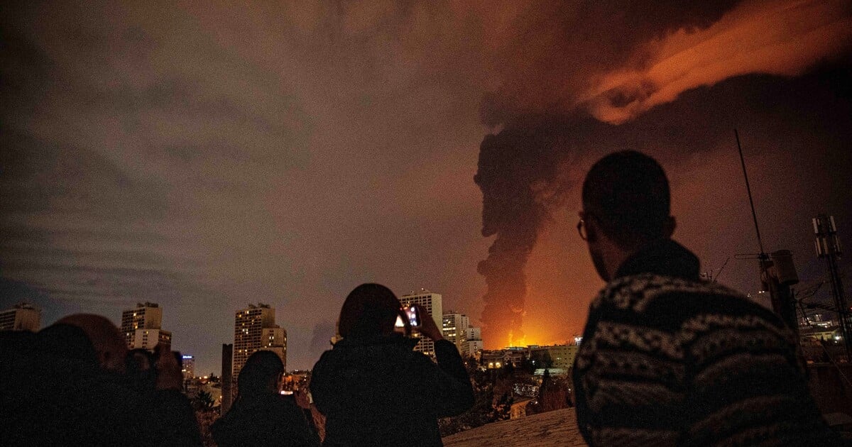 Mraky toxického dýmu a nebezpečný černý déšť: Po náletech na ropná zařízení hrozí Íránu ekologická katastrofa