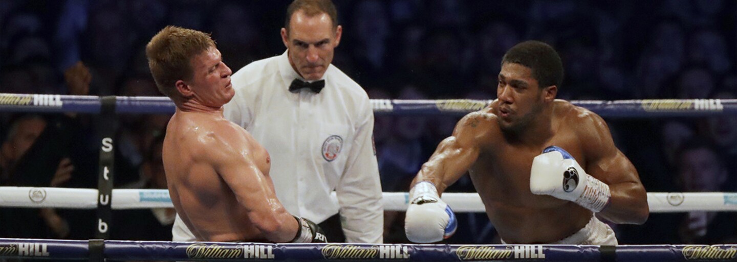 Džentlmen Anthony Joshua šiel po knockoute poďakovať Povetkinovi za súboj, hneď získal aj pozvanie do Ruska