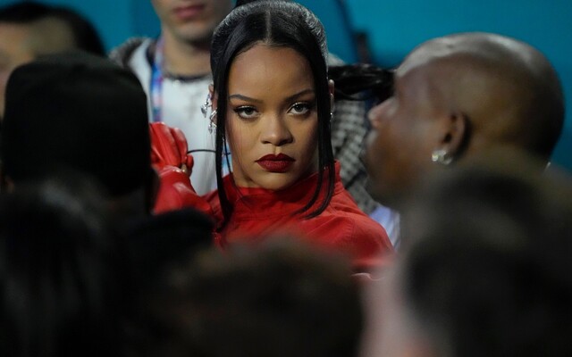 VIDEO: Rihanna na Super Bowlu předvedla slušnou show, ale diváci více řešili její těhotenství