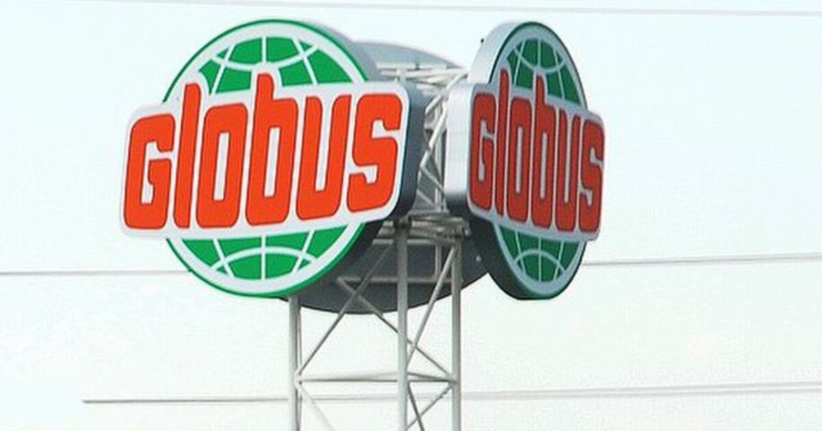 Policisté evakuovali Globus na Chomutovsku. Lupič vyhrožoval výbušninami