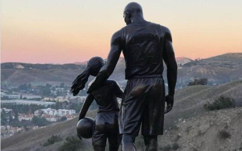 Na miesto havárie vrtuľníku pri ktorej zahynul Kobe Bryant so svojou dcérou umiestnili ich sochu v životnej veľkosti.