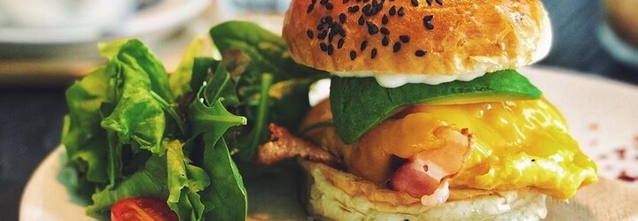 Našli sme burger, ktorý sa podáva na raňajky. Onedlho si ho budeš môcť objednať aj domov