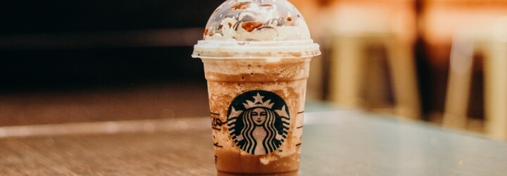 Starbucks po 15 letech nadobro opouští Rusko. Zaměstnanci budou dostávat mzdu ještě půl roku