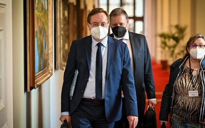 Arenberger údajně nevykázal miliony ze skrytého byznysu. Klinické studie měl uvádět jako kosmetické služby.
