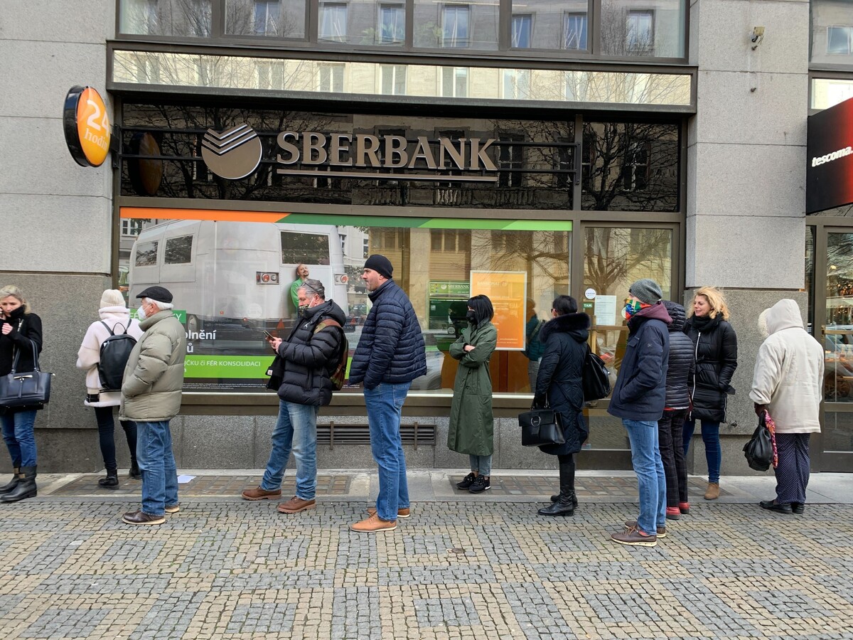 Rad zákazníkov pred bankou Sberbank.