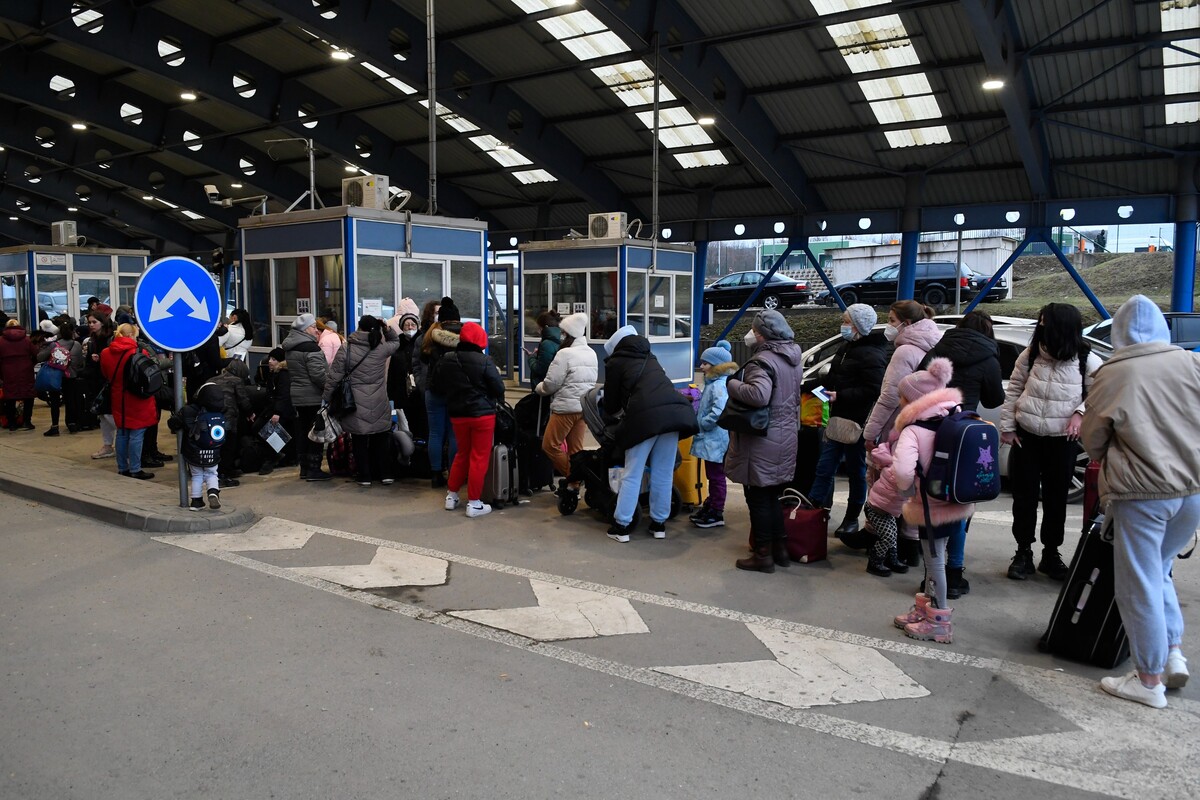 Utečenci z Ukrajiny prechádzajú cez hraničný priechod vo Vyšnom Nemeckom 25. februára 2022.