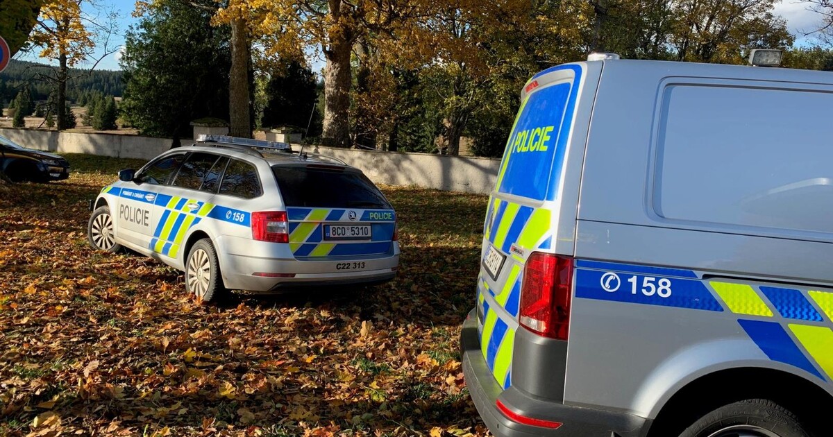 Turista objevil na hřbitově mrtvolu. Policie shání svědky, pomoci může každý detail