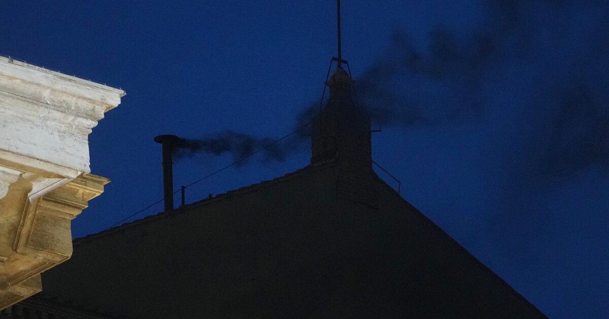 Nového papeže se zvolit nepovedlo. Z komína nad Sixtinskou kaplí vyšel černý kouř