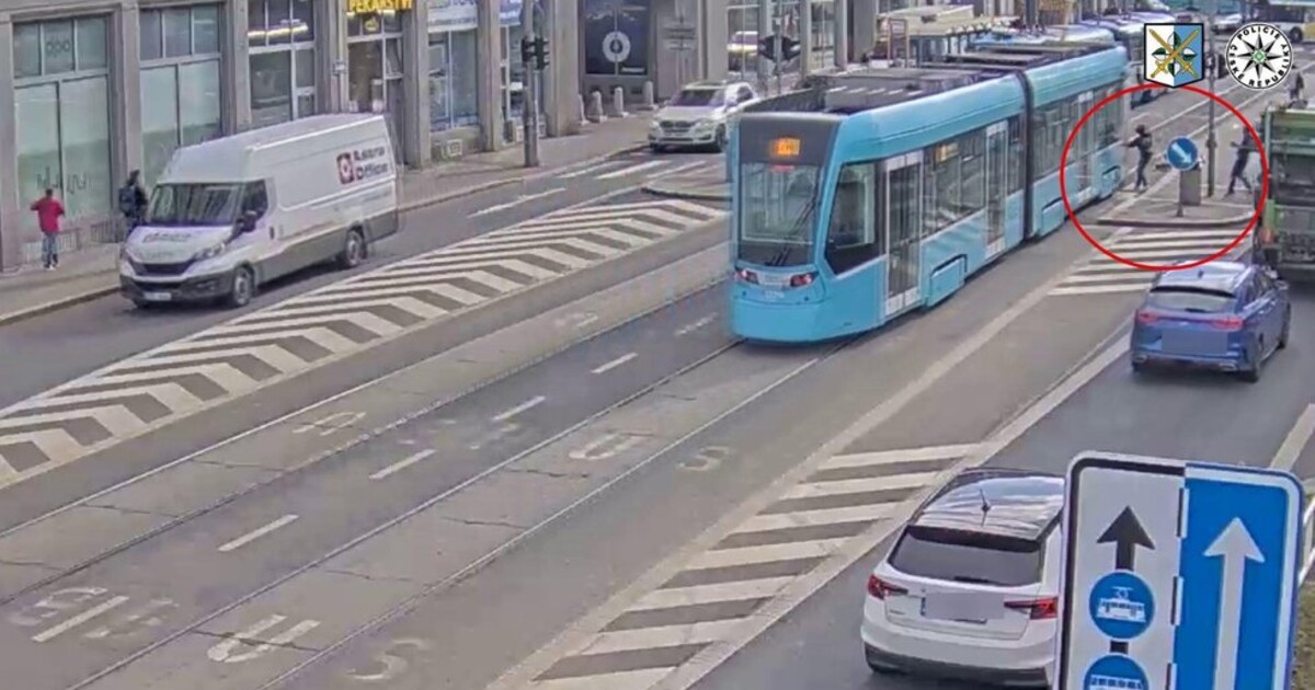 VIDEO: Smrti unikl jen o zlomek sekundy. Mladík v Ostravě málem vběhl přímo pod tramvaj