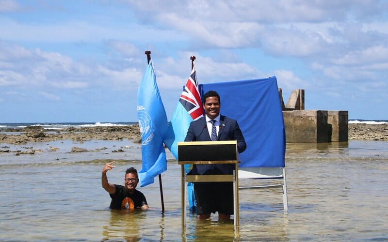 Ministr Tuvalu stál během proslovu na COP26 po kolena ve vodě. Demonstroval tak blížící se hrozbu.