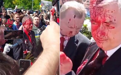 VIDEO: Ruského veľvyslanca v Poľsku obliali červenou farbou. Na cintoríne sovietskych vojakov ho čakal nahnevaný dav.