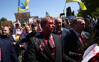 VIDEO: Ruského velvyslance v Polsku demonstranti polili červenou barvou.