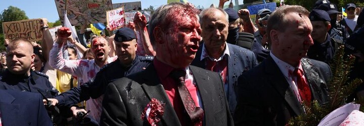 VIDEO: Ruského velvyslance v Polsku demonstranti polili červenou barvou