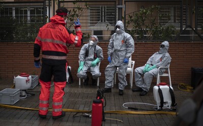 Ve Španělsku má koronavirus přes 12 300 zdravotníků, což je přibližně 14 % ze všech nakažených v zemi.