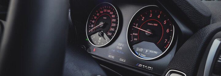 BMW má auto, které klame tělem. 6válcové M140i přehlédnete, jízdní vlastnosti mu však mohou mnozí závidět!