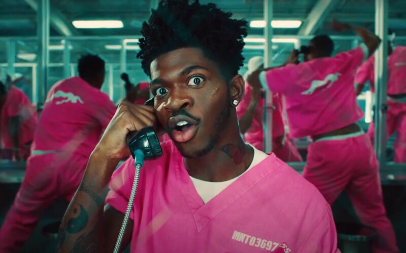 Lil Nas X v novém klipu tančí ve vězení s vězni ve sprše. V cele má vzácné ceny a nakonec z ní utíká pryč.