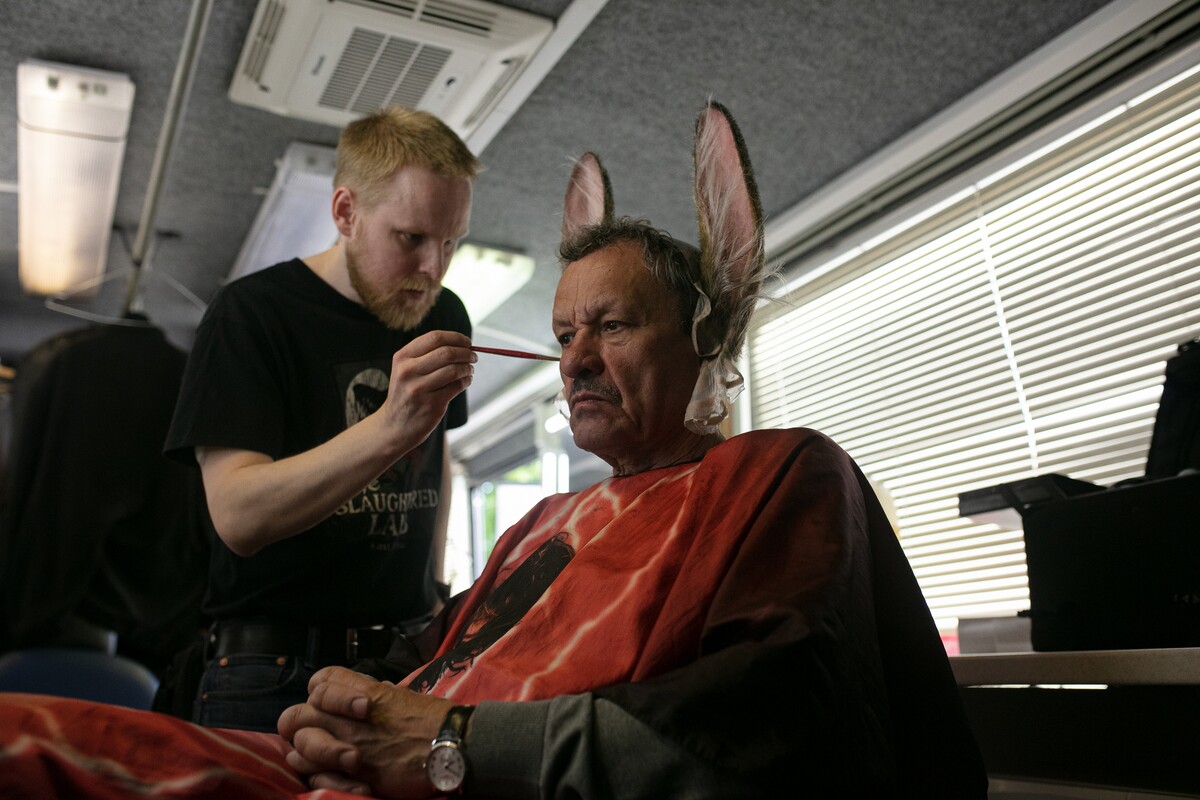 muž so zajačími ušami