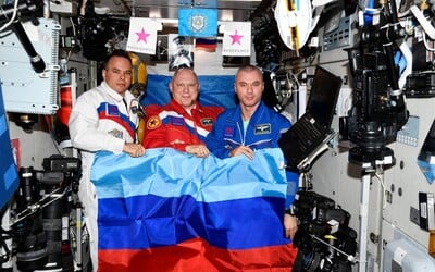 FOTO: Ruskí kozmonauti vyvolali kontroverziu vo vesmíre. Na ISS sa odfotili s vlajkami separatistov na Ukrajine.